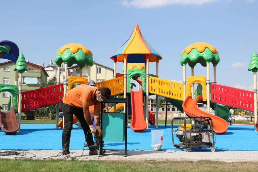  Beyşehir Belediyesi’nce Parklardaki Çöp Kovaları Yenilendi