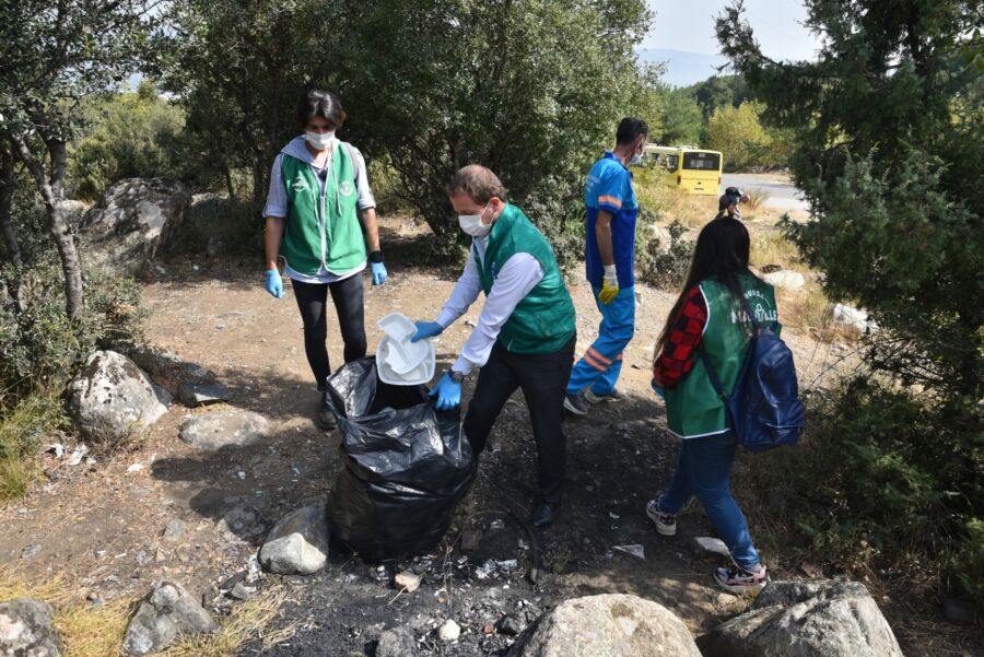  Bursa’da Gönüllüler Temiz Çevre İçin Çöp Topladı