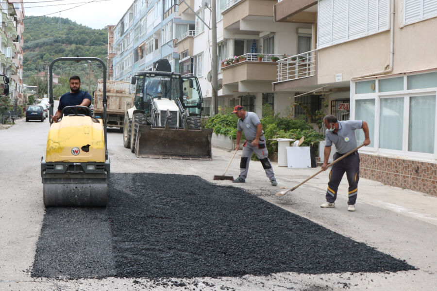  Çınarcık Belediyesi Zarar Gören Yolların Onarım Çalışmalarına Devam Ediyor