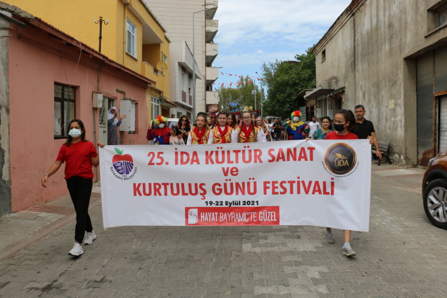  Bayramiç Belediyesi’nin Düzenlediği 25. İDA Kültür Sanat ve Kurtuluş Günü Festivali Başladı