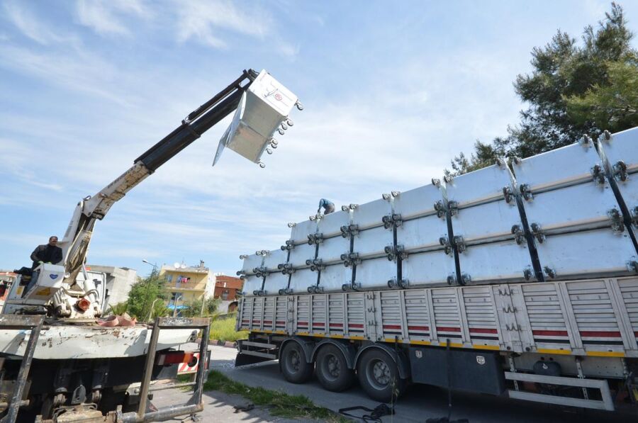  İzmir Büyükşehir Belediyesi İlçelere Çöp Konteyneri Dağıttı