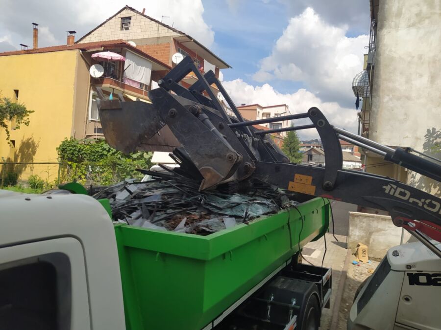  İzmit Belediyesi Her Ay 150 Ton Atık Cam Topluyor