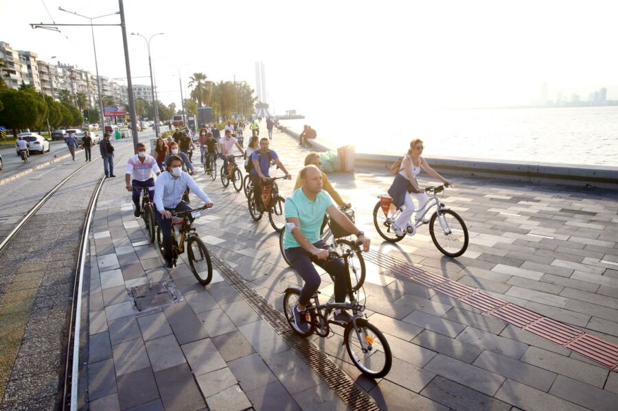  Karşıyaka Belediye Çalışanları İşe Bisikletle Gitti