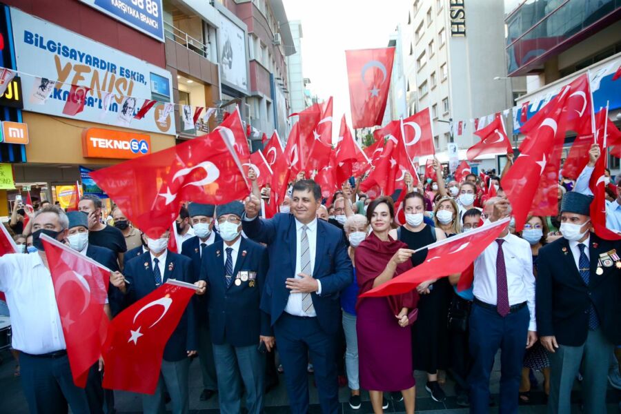  Karşıyaka’da İzmir’in Kurtuluşunun 99. Yıldönümü Coşkuyla Kutlandı