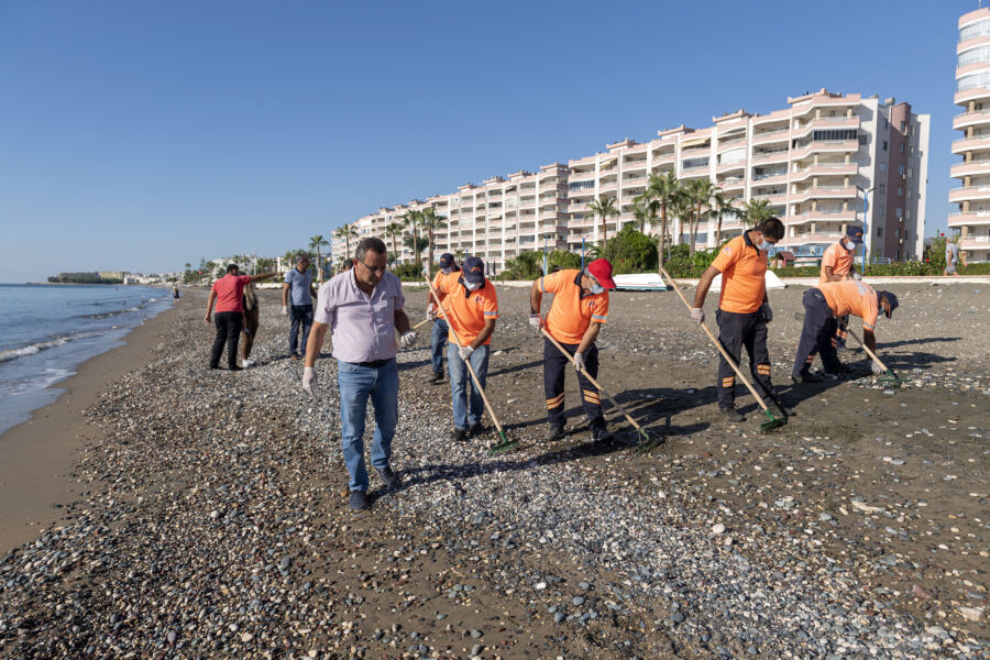  Mersin Büyükşehir, Limonlu Sahili’nde Petrol Atıklarını Temizledi