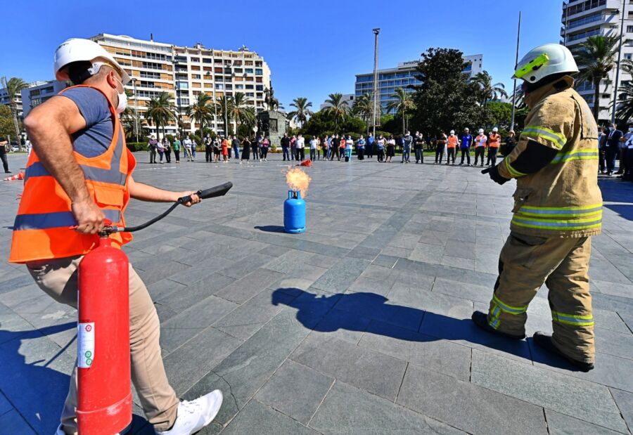  İzmir Büyükşehir Belediyesi Yangın Söndürme Tatbikatı Düzenledi