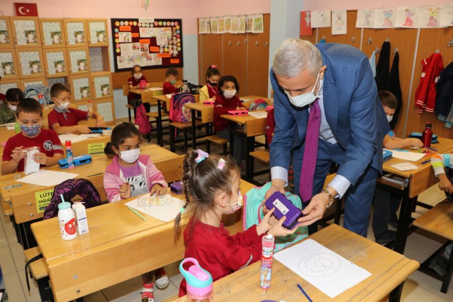  Simav Belediye Başkanı Biçer, Öğrencilere Maske Hediye Etti