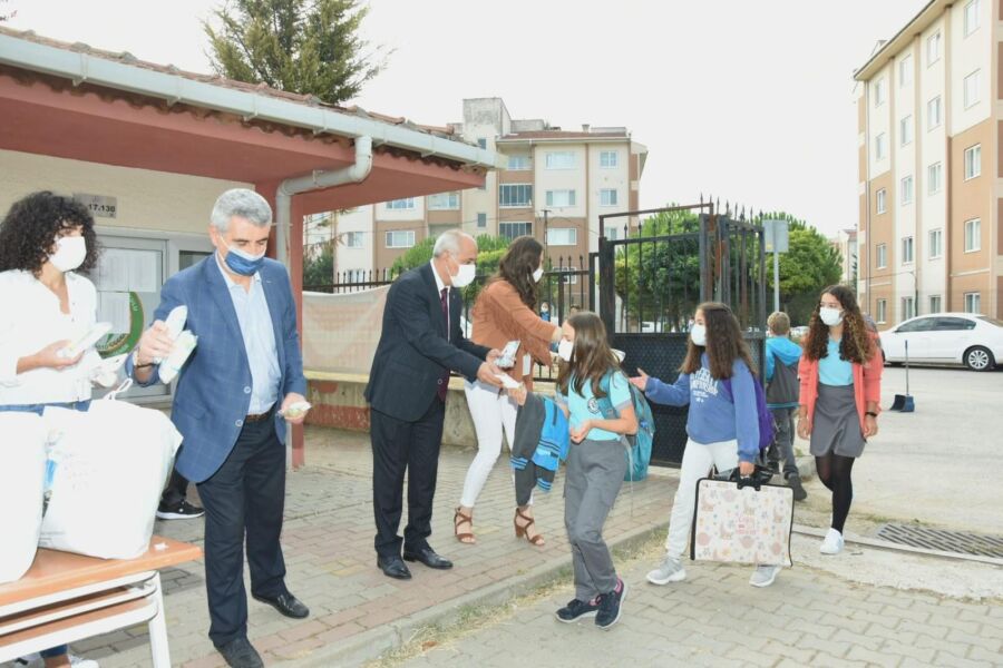 Yenişehir Belediyesi’nce Okullarda Kolonya ve Maske Dağıtıldı
