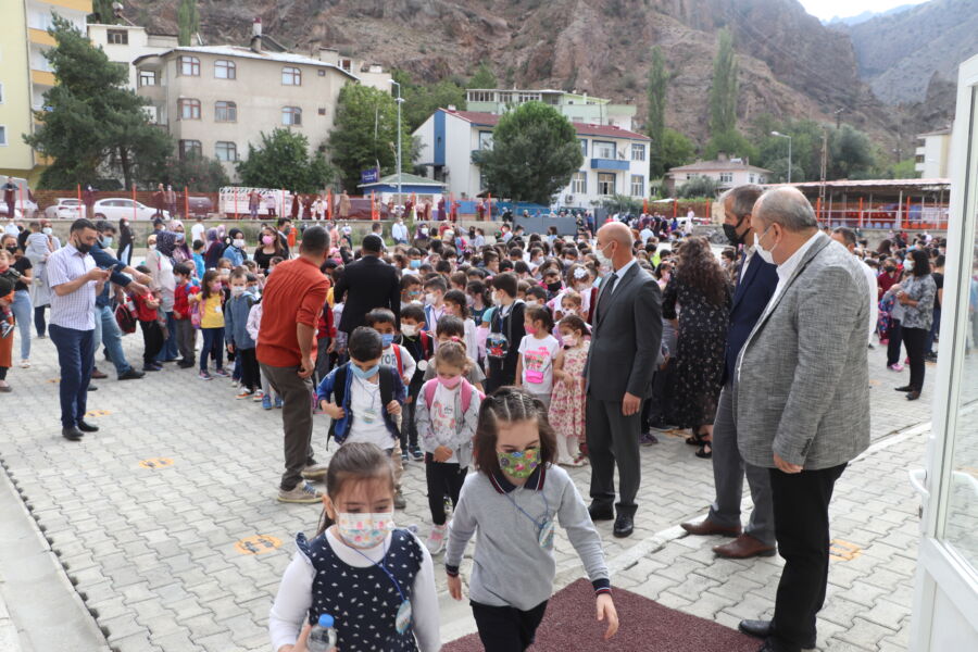  Yusufeli Belediye Başkanı Aytekin, Yeni Eğitim Yılını Öğrencilerle Kutladı