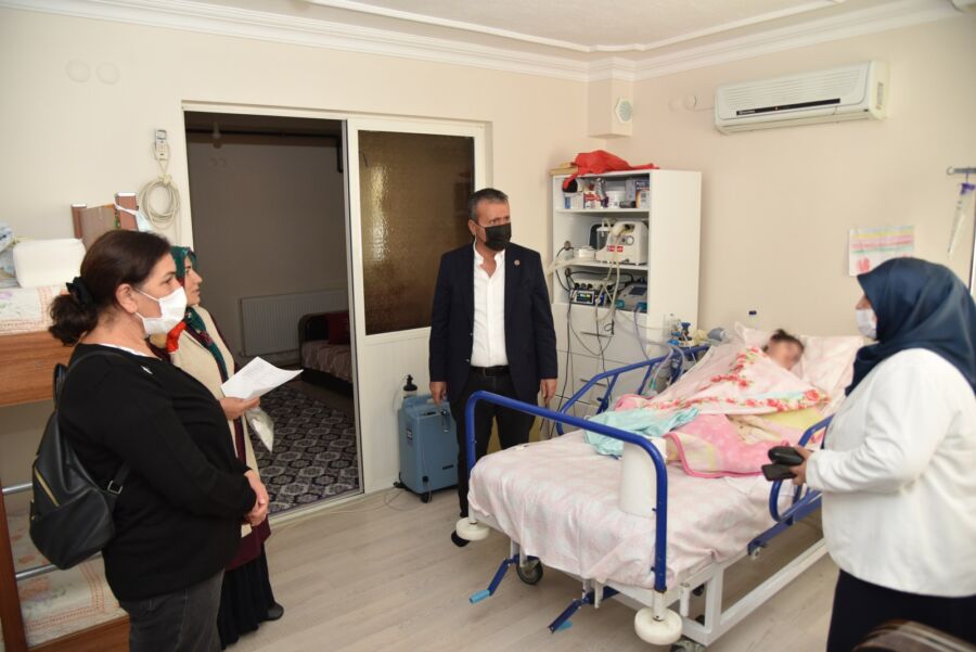 Yunusemre Belediyesi 3 Aileye Hasta Yatağı Desteği Verdi