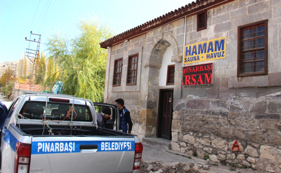  Pınarbaşı Belediyesi Tarihi Hamamda Kimsesizlerin Bakımını Yapıyor