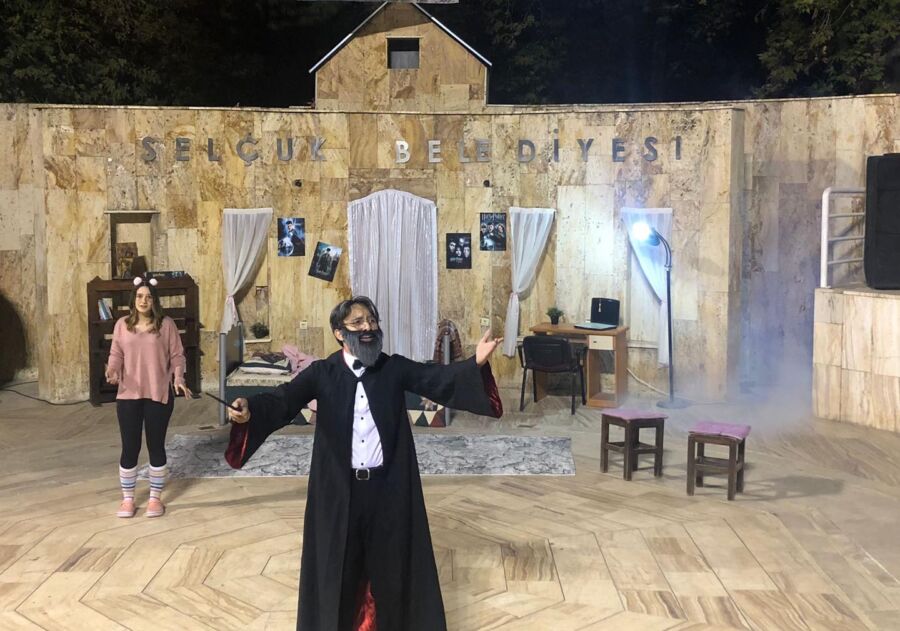  Efes Selçuk Belediye Tiyatrosu’nda Çocukları Sahne Aldı
