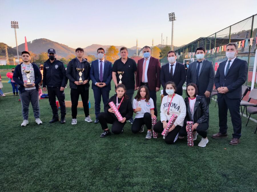  Salıpazarı Belediye Başkanı Akgül, Gençler ve Sporculara Ödül ve Hediyeler Verdi