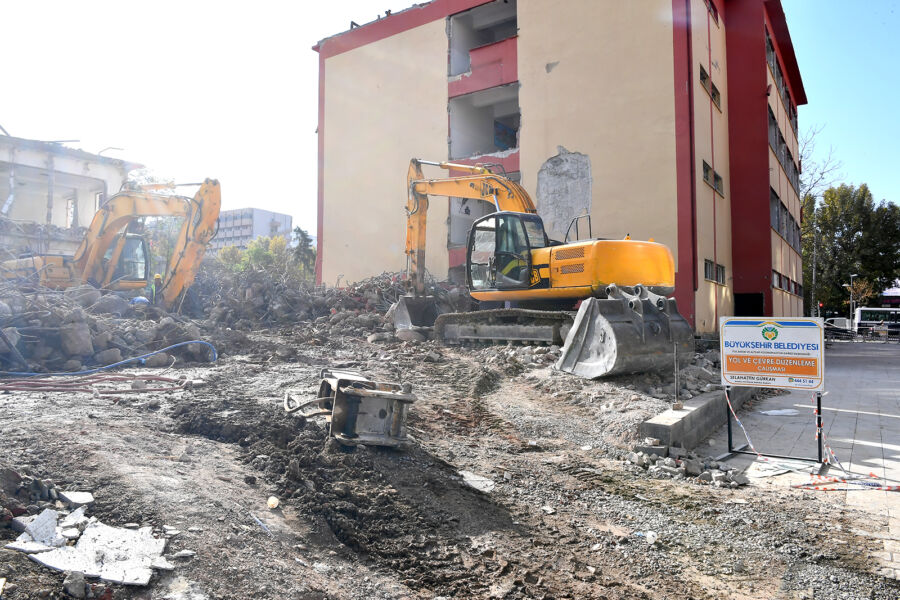  Malatya Büyükşehir Cumhuriyet Meydanı’ndaki Binaların Yıkımına Devam Ediyor