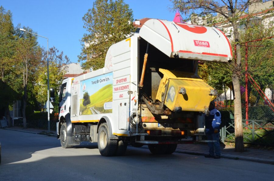  Bozüyük Belediyesi Çöp Konyernerlerini Temizliyor
