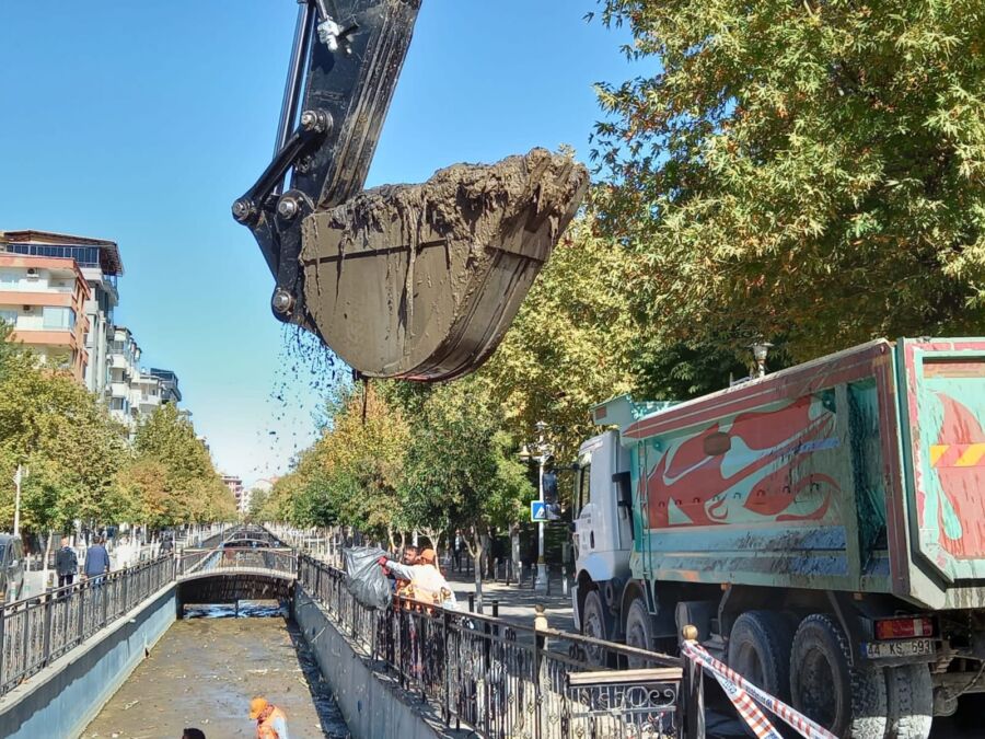  Malatya Büyükşehir Belediyesi Kanal Boyu Temizlik Yaptı