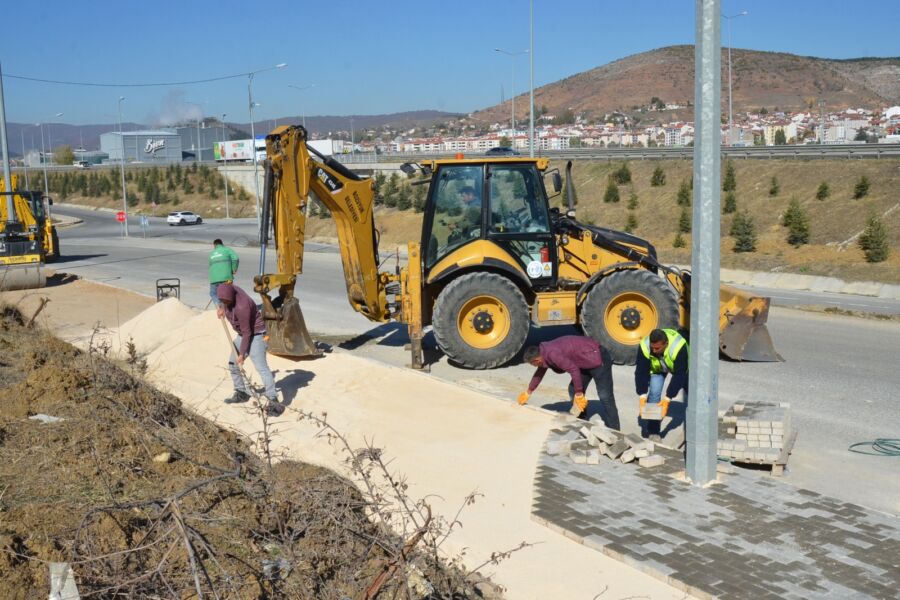  Bozüyük Belediyesi, Kaldırım ve Bitkilendirme Çalışmalarını Sürdürüyor