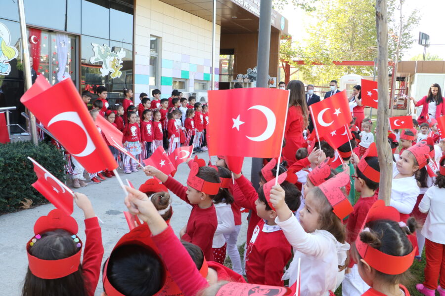  Manisa’da Minikler, Cumhuriyet Bayramını Coşkuyla Kutladı