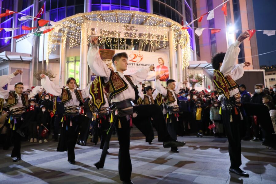  İzmit Belediyesi Cumhuriyet Bayramı’nı Coşkulu ve Anlamlı Etkinliklerle Kutladı
