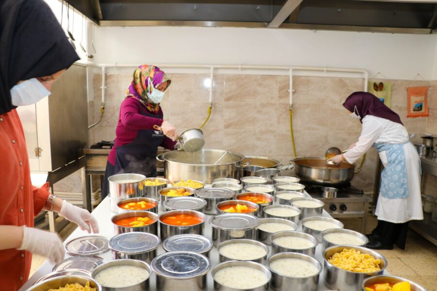  Safranbolu Belediyesi Aşevi 40 Aileye Sıcak Yemek İkram Ediyor