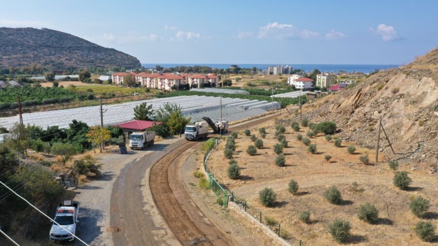  Gazipaşa Belediyesi, Karadağ Yolu’nda Sıcak Asfalt Çalışmalarına Başladı
