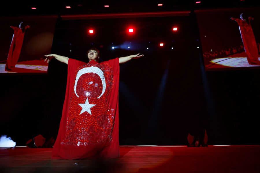  Denizli Büyükşehir Türkiye’nin İlk Cam Giysi Defilesini Düzenledi
