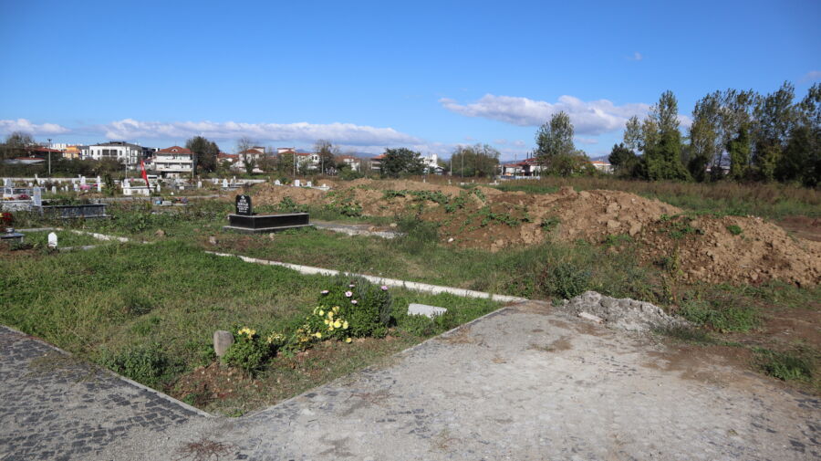  Düzce Belediyesi, Şehir Mezarlığına Yönelik Bakım ve Onarım Çalışmalarına Devam Ediyor