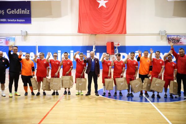  Bayrampaşa Belediye Başkanı Aydıner, Down Sendromlu Milli Sporculara Ayakkabı Hediye Etti