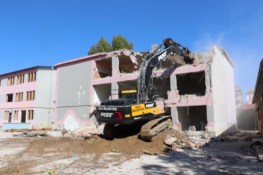  Kula Belediyesi Riskli Okul Binalarını Yıkıyor