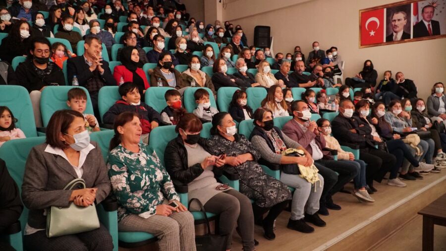  Mustafakemalpaşa Belediyesi Bölge Tiyatrosu İzleyenleri Kahkahaya Boğdu