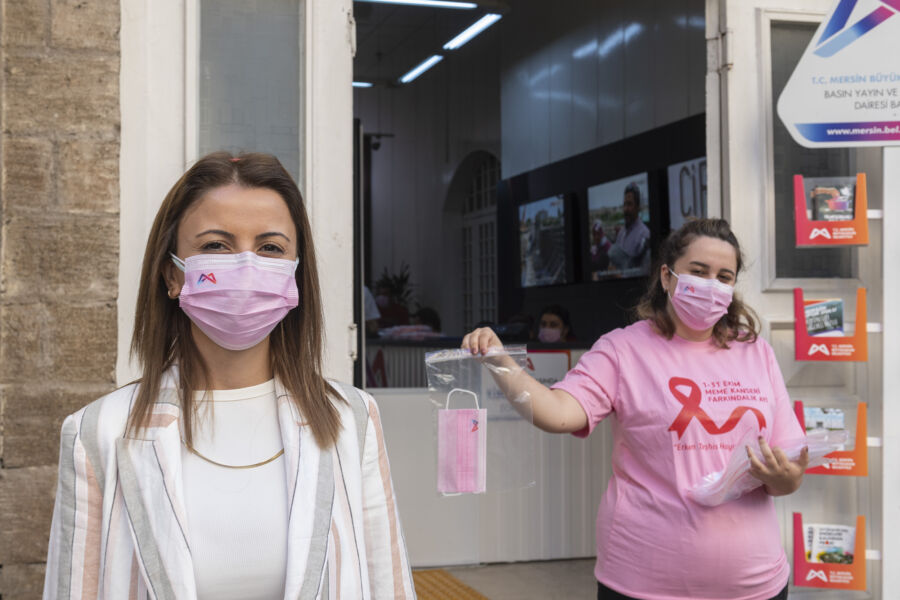  Mersin Büyükşehir Belediyesi  Meme Kanseri Farkındalığı İçin Pembe Maske Dağıttı
