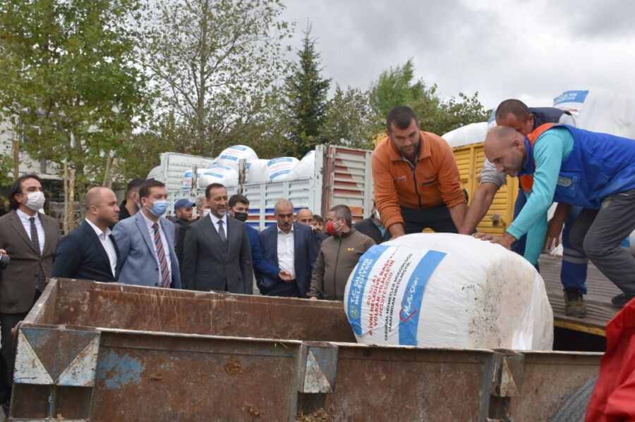  Silivri Belediyesi 500 Ton Mısır Silajını 1000 Üreticiye Dağıtıyor