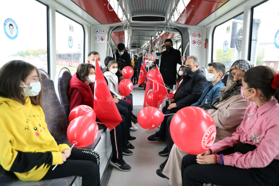  Talas Belediye Başkanı Yalçın ve Öğrenciler Tramvayda İstiklal Marşı Okudu