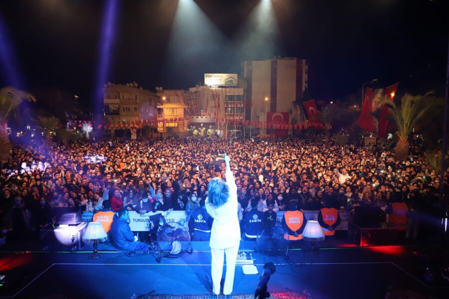  Turgutlu Halkı, Cumhuriyet Coşkusunu Konser İle Yaşıyor