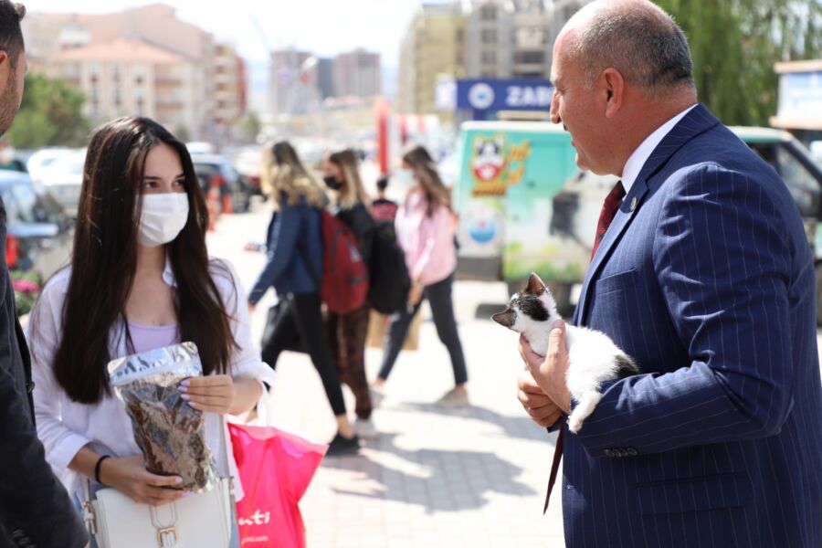  Yahşihan Belediye Başkanı Türkyılmaz, Mama Dağıtımı Gerçekleştirdi