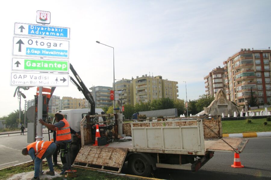  Şanlıurfa Büyükşehir Şehirdeki Trafik Levhalarını Yeniliyor