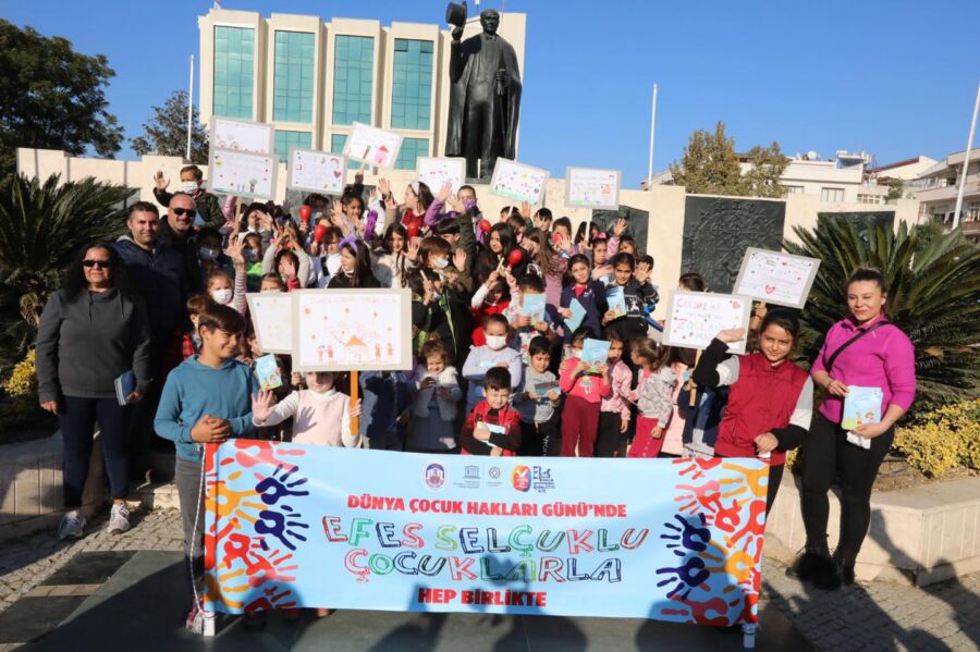  Efes Selçuk Belediyesi ‘Çocuk Hakları’ İçin Yürüyüş Düzenledi