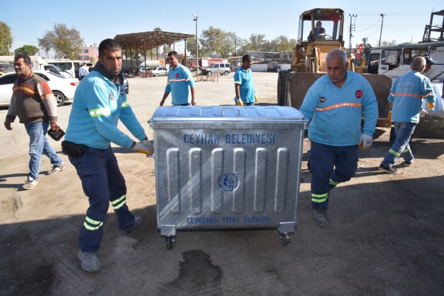  Ceyhan Belediyesi, Çöp Konteynerlarını Yeniliyor