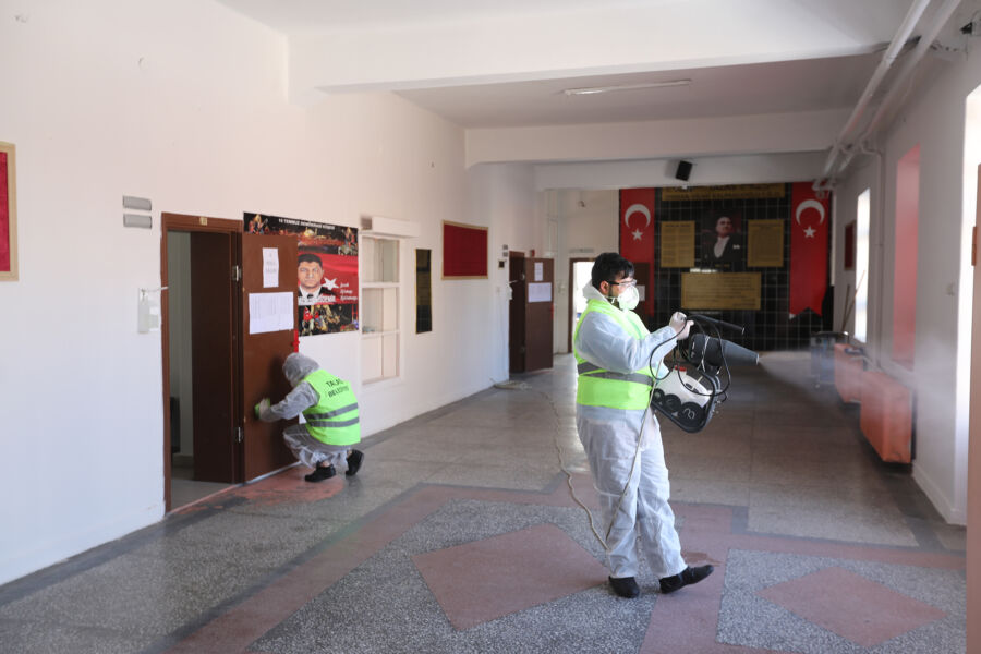  Talas Belediyesi Ara Tatilde Okullara Dezenfektasyon Çalışması Yaptı