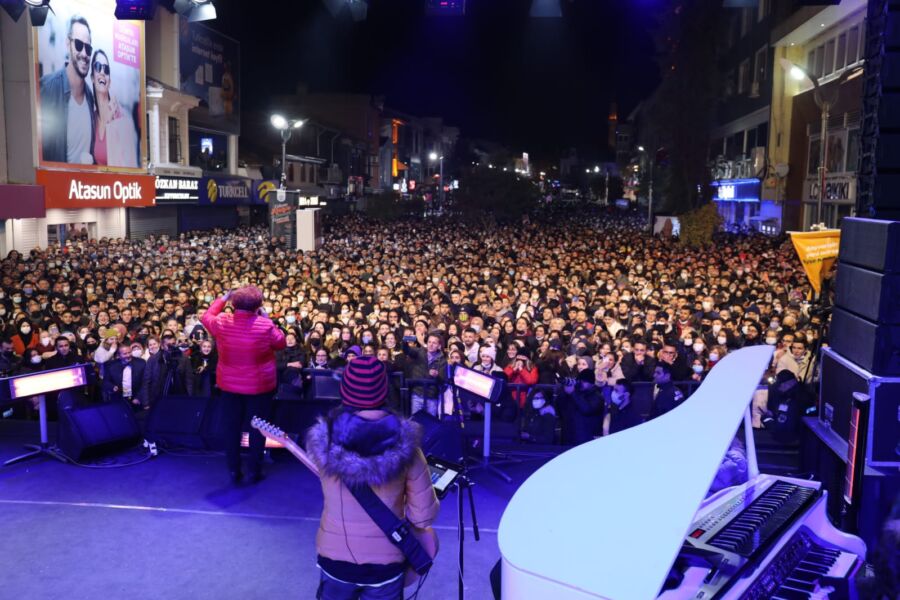  Edirne Belediyesi, Kurtuluşunun 99. Yılını Selda Bağcan ile Kutladı