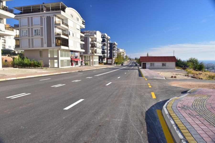  Kepez Belediyesi, Cem Karaca Caddesi’nin Yol Çizgi Çalışmasını Tamamlandı