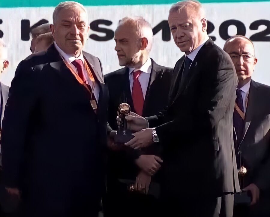  Antakya Belediye Başkanı Yılmaz, Cumhurbaşkanı Erdoğan’dan Ödül Aldı