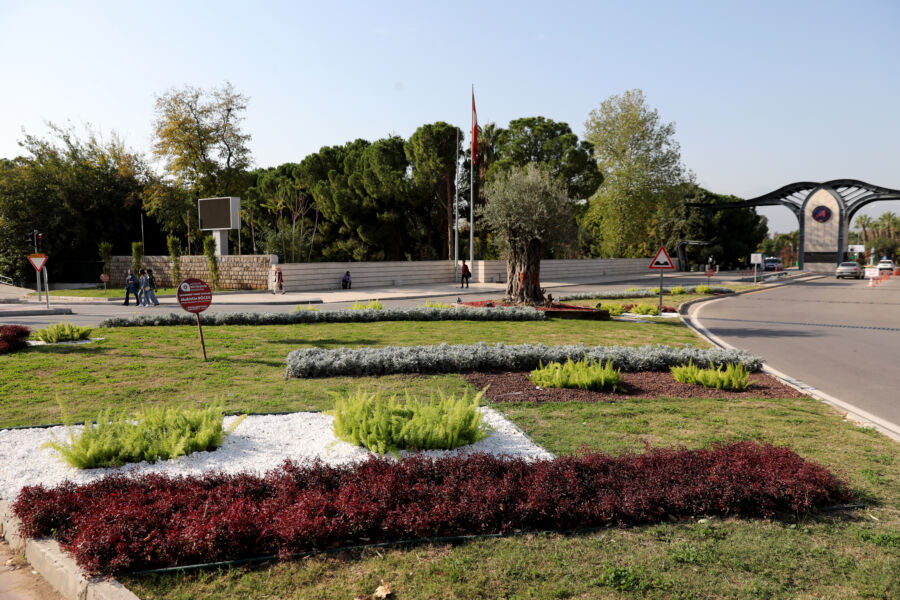  Antalya Büyükşehir, Üniversite Girişine Meydan Düzenlemesi Yapıyor