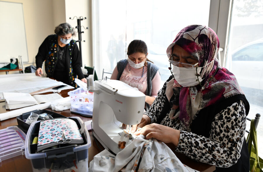  Tepebaşı’nda Kadınlar Giysilerini Kendileri Üretiyor