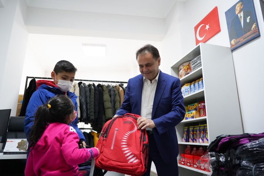  Bilecik Belediye Başkanı Şahin, Çocuklara Kırtasiye Seti Hediye Etti