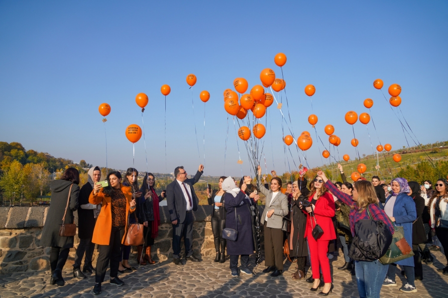  Diyarbakır’da Kadına Yönelik Şiddete Dikkat Çekmek Amacıyla Balon Uçuruldu