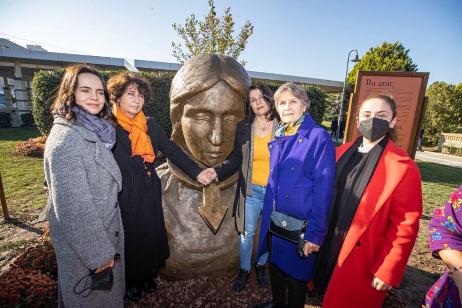  İzmir’de Turuncu Bahçe ve Kadın Anıtı Açıldı