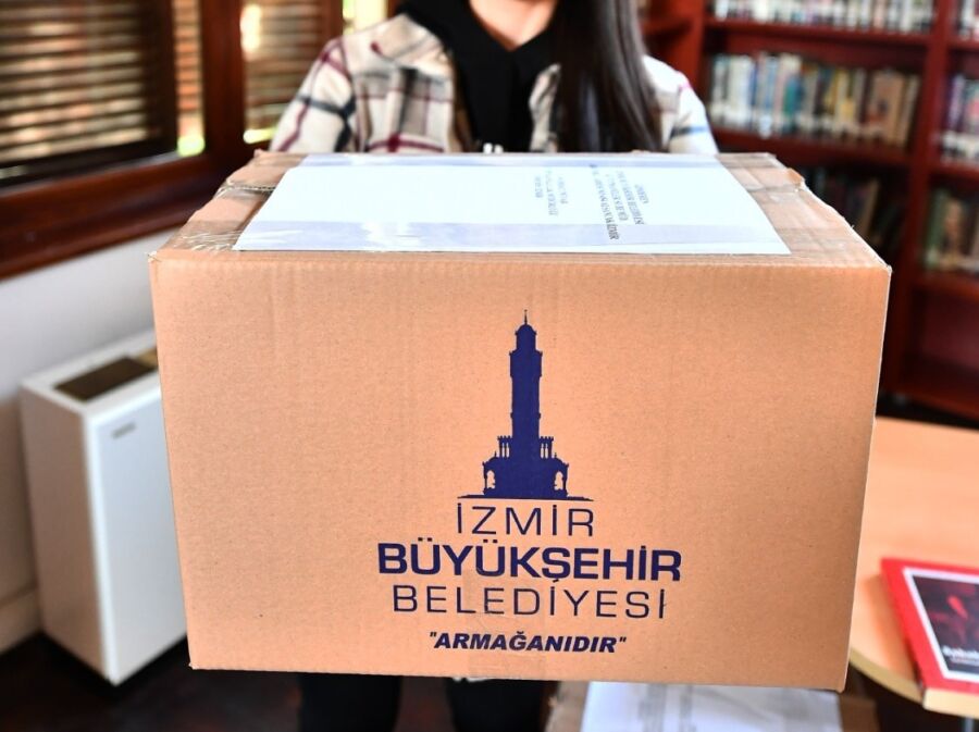  İzmir Büyükşehir, Türkiye’nin Dört Bir Yanına Kitap Desteği’nde Bulunuyor