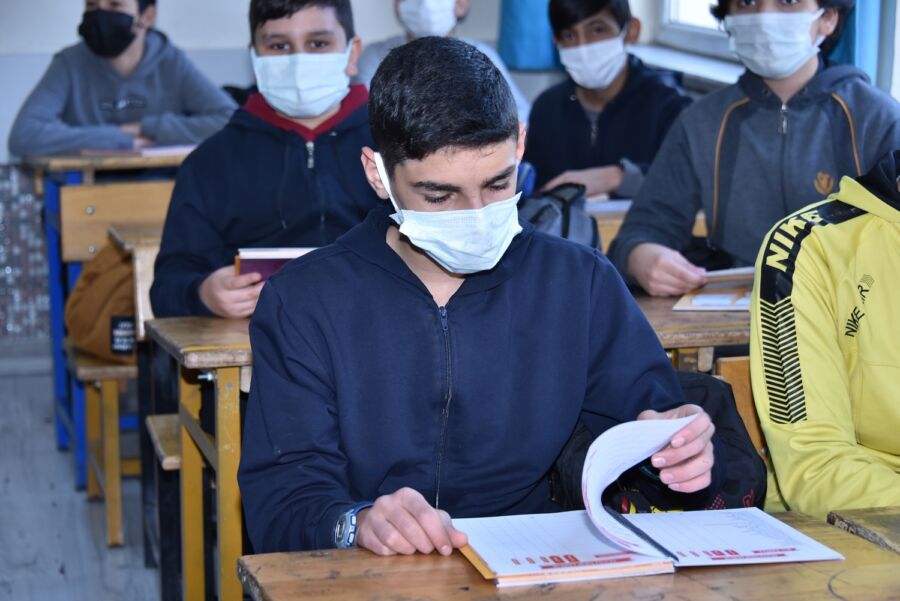  Karatay Belediyesi, Öğrencilere ‘Kariyer Rehberi Planlama’ Defteri Dağıttı