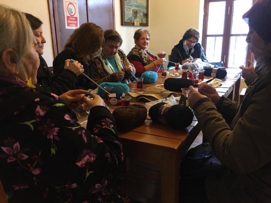  Muğla Büyükşehir’in 100 Yaş Evi Üyeleri, Öğrencilerle Sevgi Örüyor